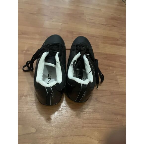 Athletic_Shoes